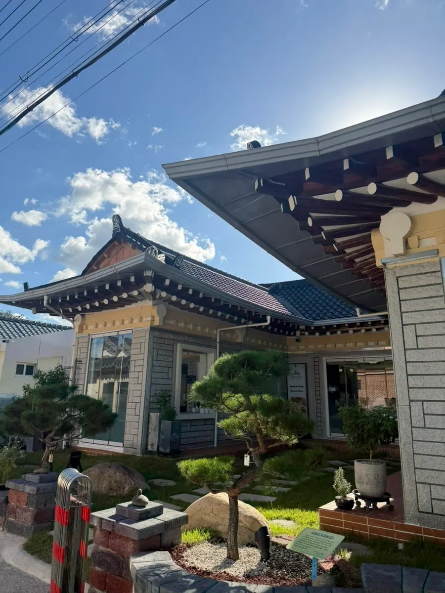 Photo introducing a restaurant visit in Hwangridan-gil
