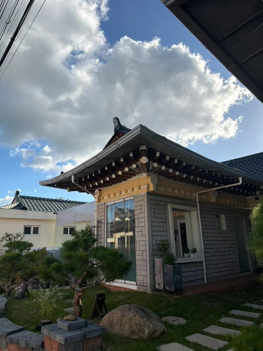 Photo introducing a restaurant visit in Hwangridan-gil