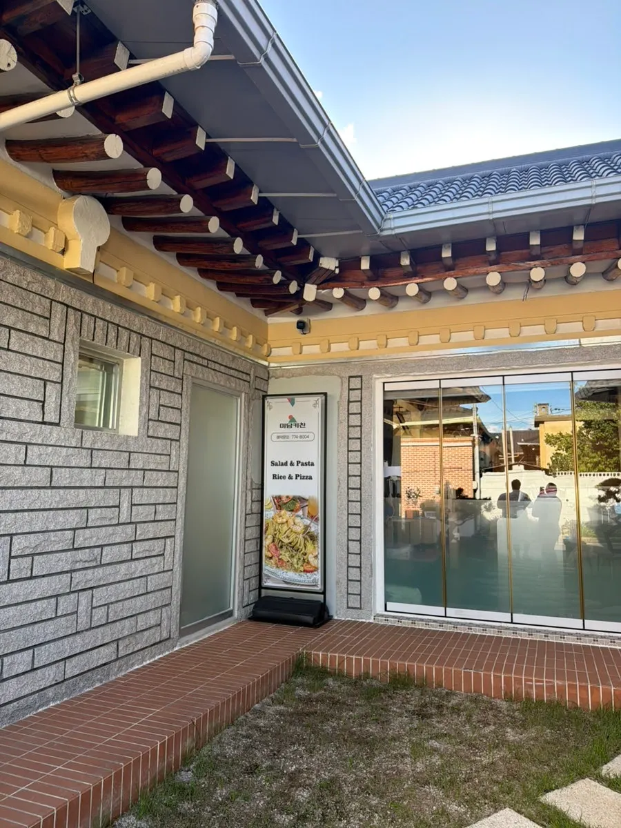 Photo introducing a hanok-style restaurant