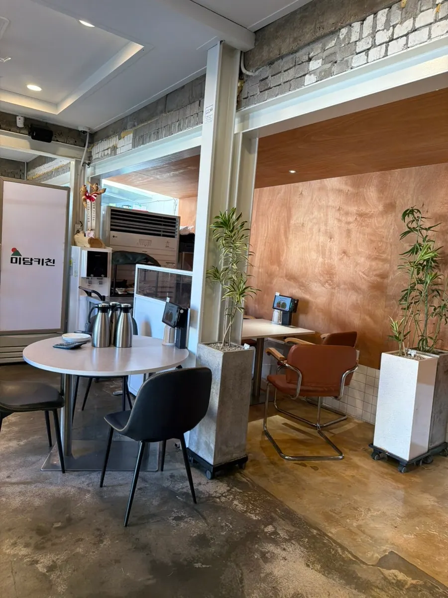 Photo introducing a hanok-style restaurant