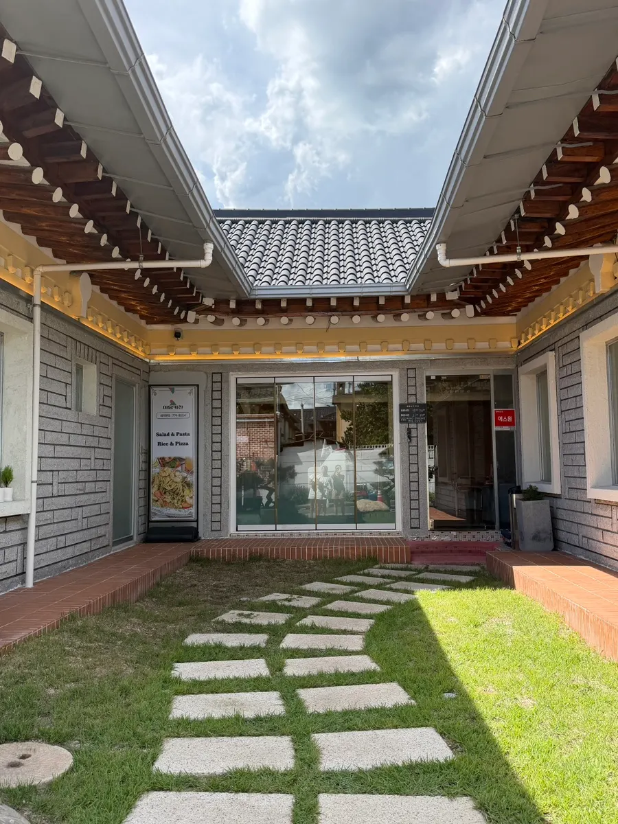Street near Midam Kitchen on Hwangridan-gil