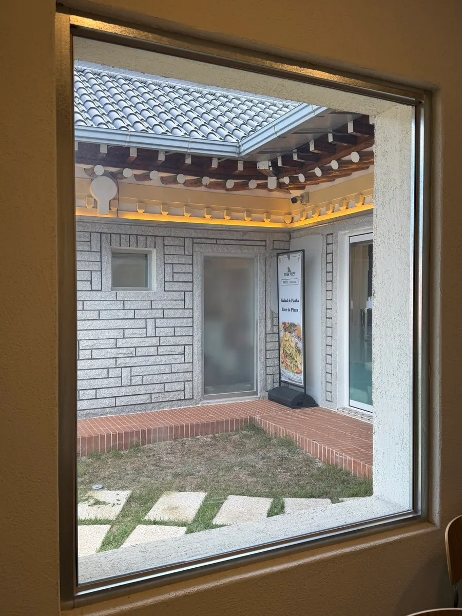 Midam Kitchen seating