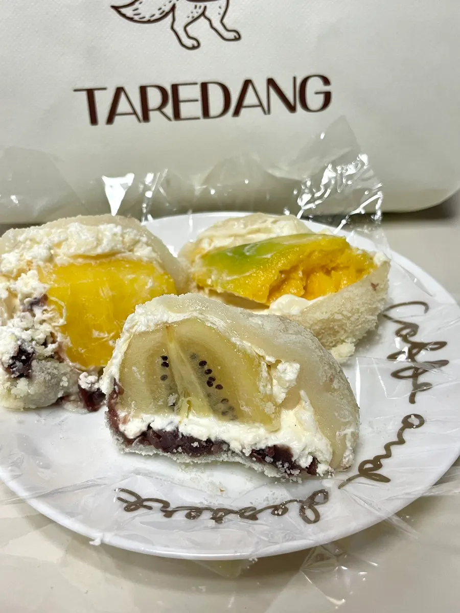 Mochi relleno de fruta y crema