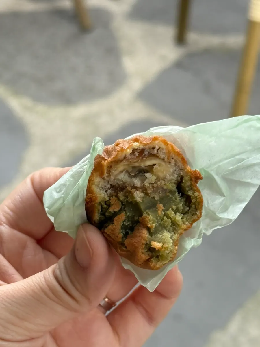 카페 커피와 곁들인 호두과자