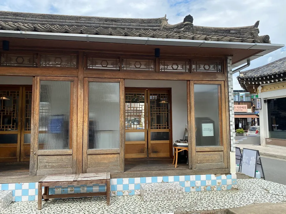 Main building of Dongyang Baekban with traces of the old house preserved