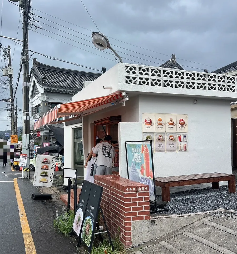 Tareudang storefront on the main road of Hwangnidang-gil