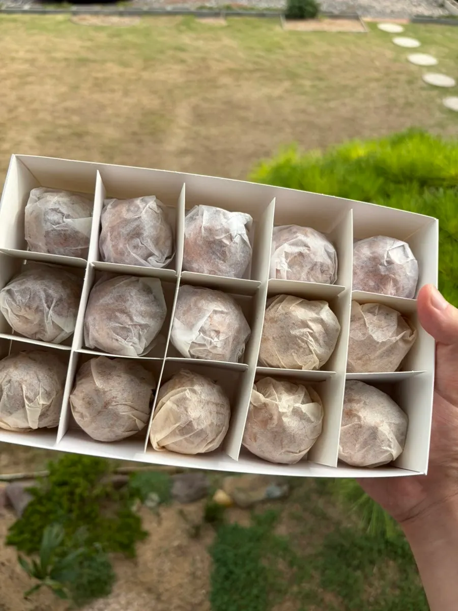 打开的核桃点心盒