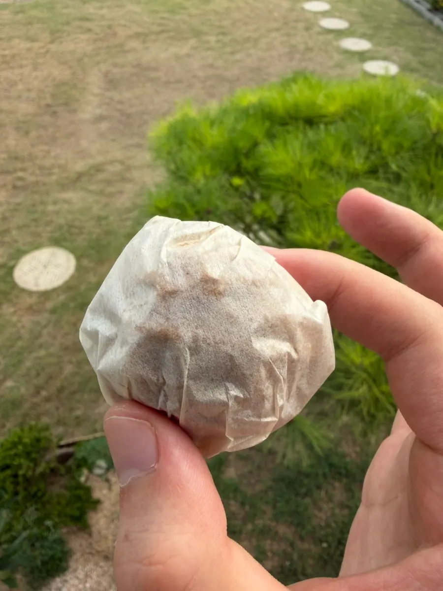 用白色和黄色包装区分的核桃点心