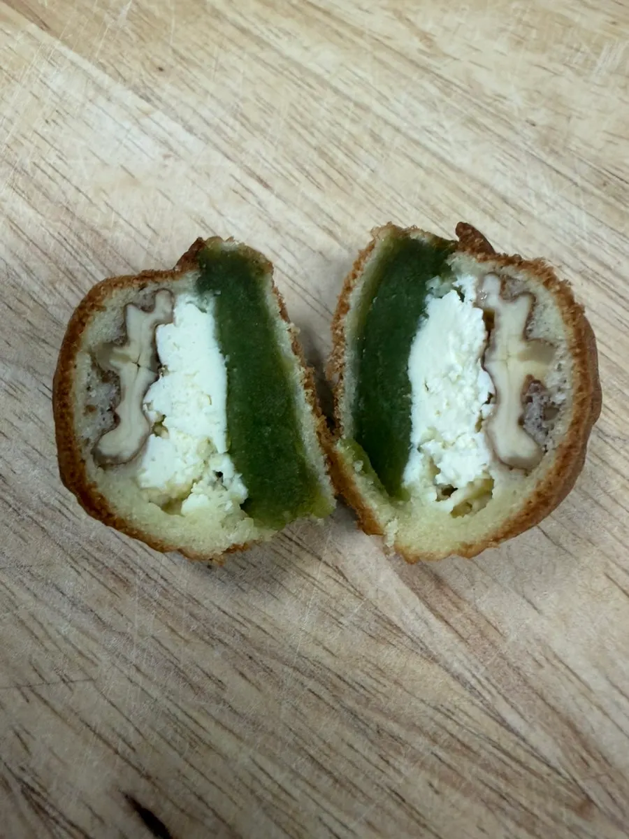 对半切开的豌豆奶油芝士核桃点心截面