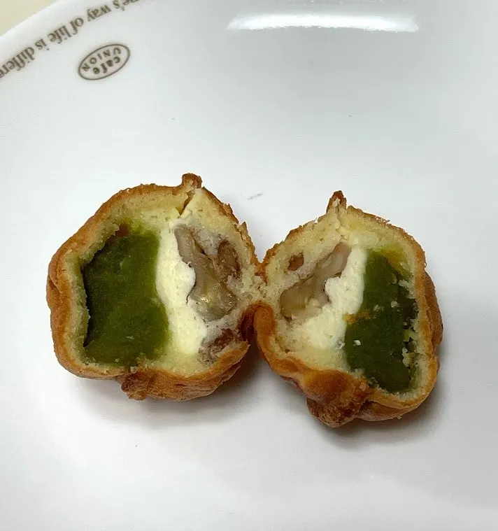 반으로 가른 호두과자 속 앙금과 통호두