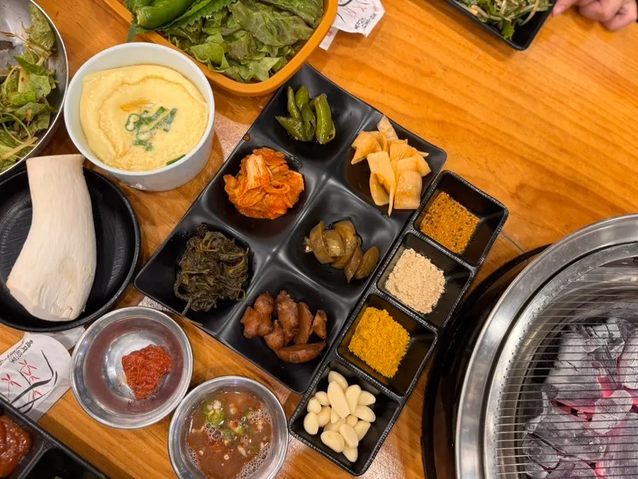 장아찌와 김치가 깔린 기본상 한 상