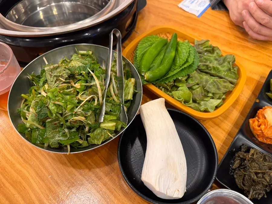 상추 깻잎 고추가 담긴 쌈야채 접시