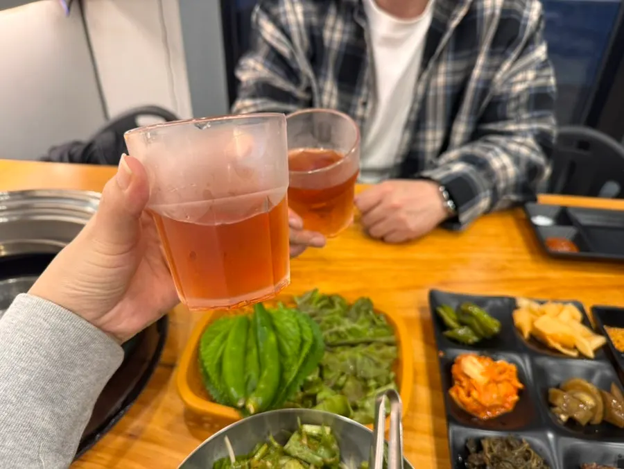 시원하게 나온 보리차 한 잔
