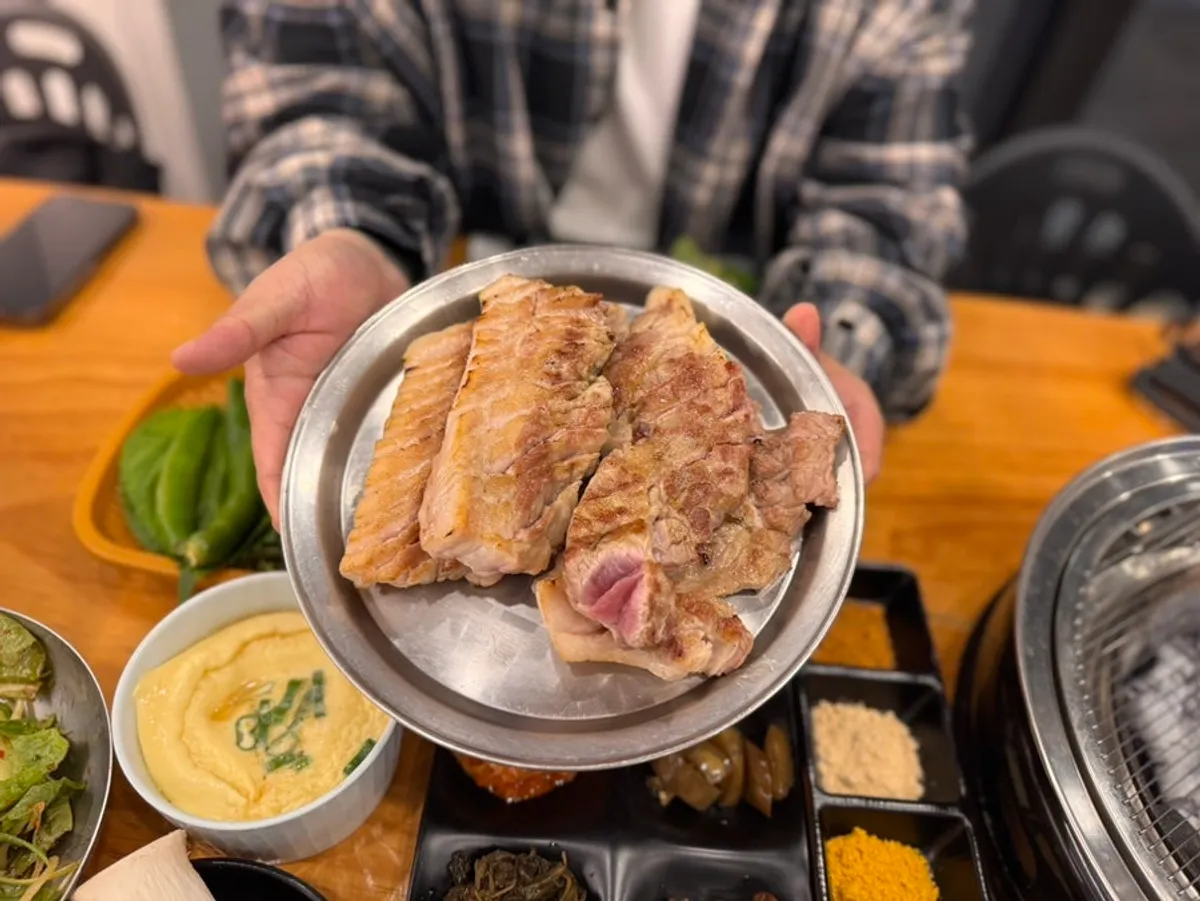 두툼하게 썰린 암돼지 통삼겹 생목살모듬 700g