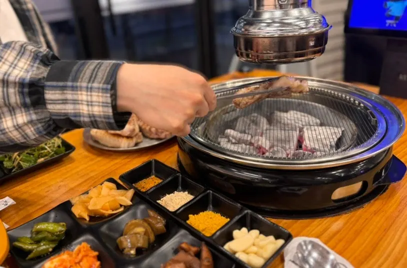 통삼겹과 목살이 함께 담긴 모듬 접시