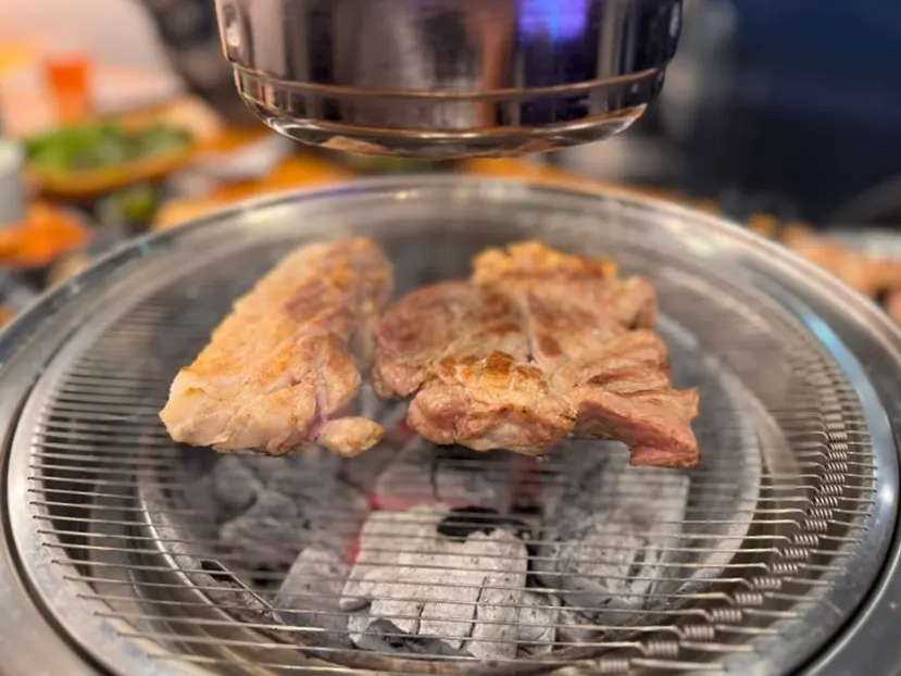 칼집 들어간 두툼한 고기가 익어가는 불판
