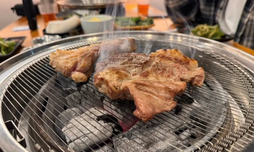 참숯 불판 위에서 구워지는 돼지고기