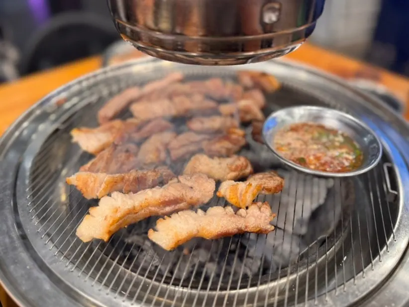 훈연향이 올라오는 숯불 위 삼겹살