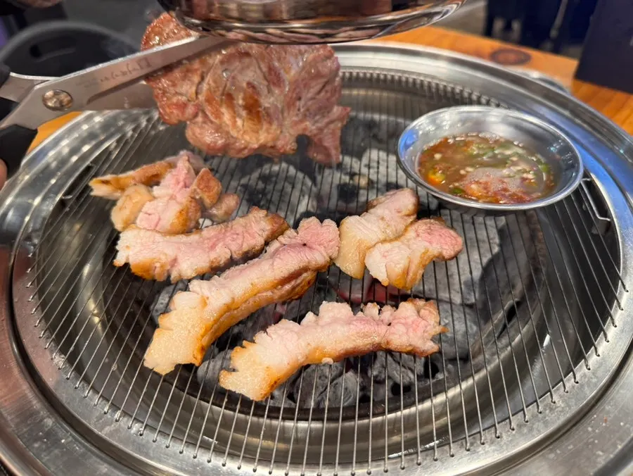 노릇하게 구워진 두툼한 목살