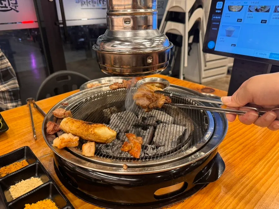 육즙이 살아있는 구운 고기 한 점