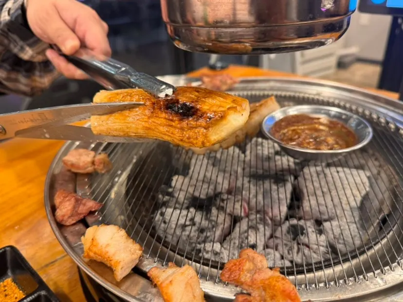 불판에 통째로 올린 버섯