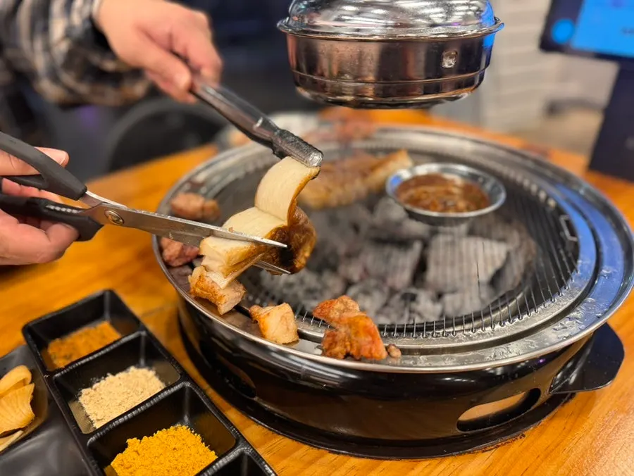 가위로 끝부분만 잘라낸 구운 버섯