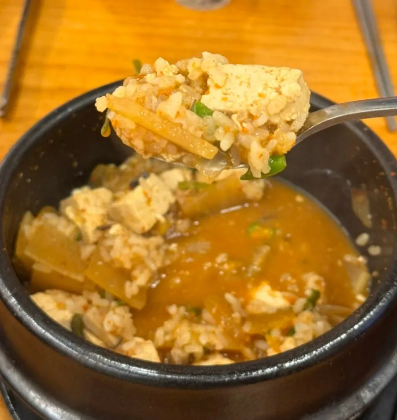 된장찌개에 밥을 말아 먹는 모습