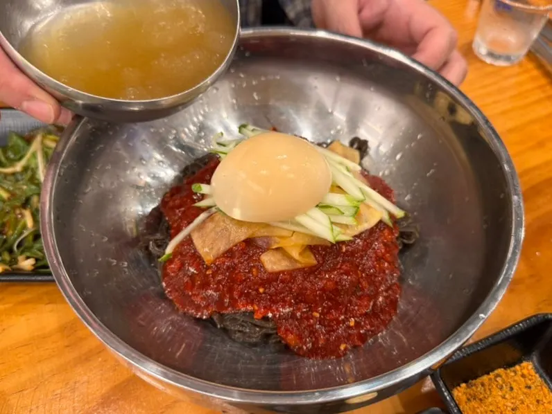 마무리로 주문한 비빔냉면 한 그릇