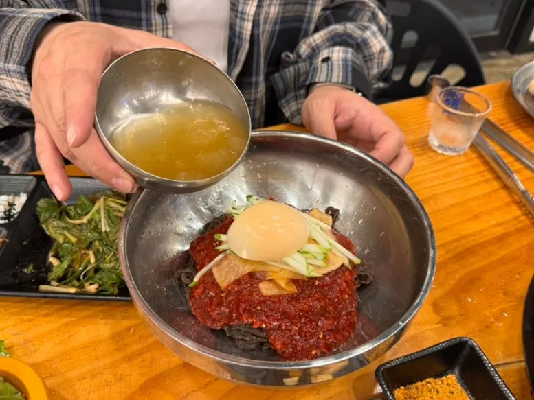 비빔냉면과 따로 나온 육수