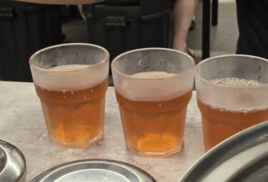 맥주처럼 보이는 매장 기본 물