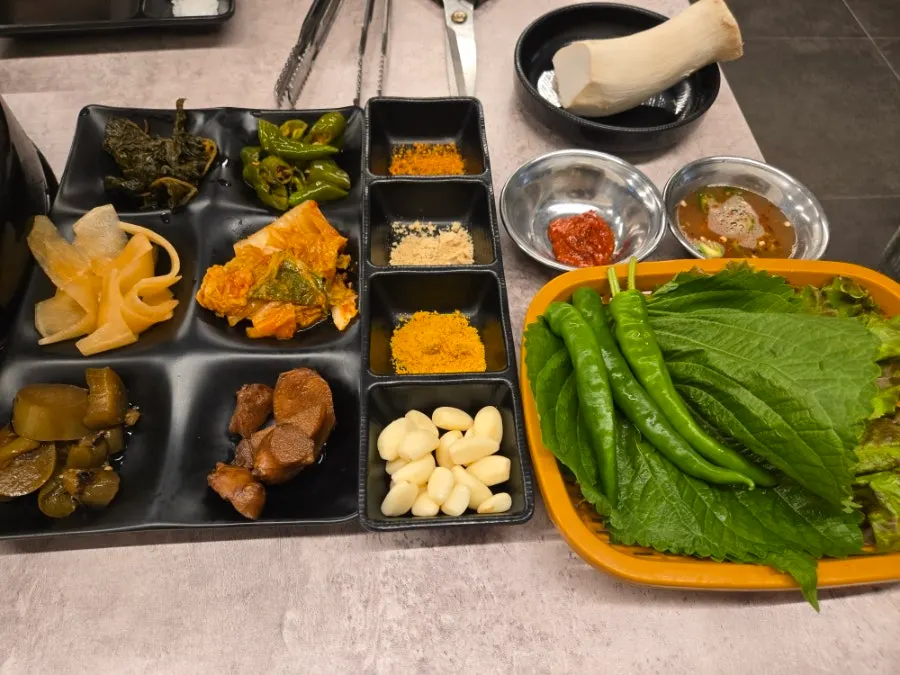 장아찌 반찬과 쯔란 등 시즈닝 상차림