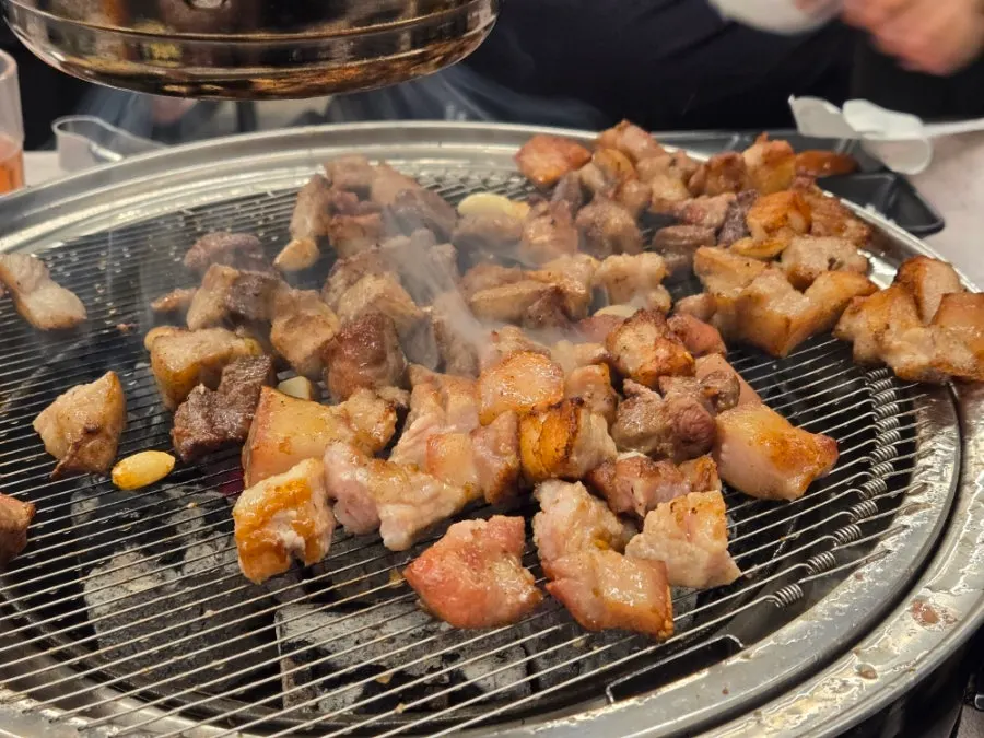 삼겹살 항정살 뒷고기를 섞어 굽는 불판