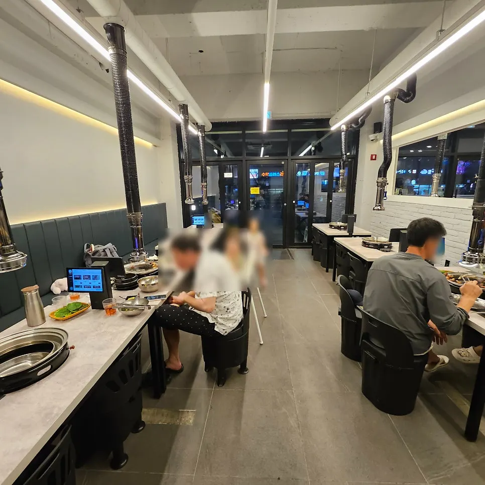 화이트톤으로 꾸며진 뒷고기 땡기재 실내