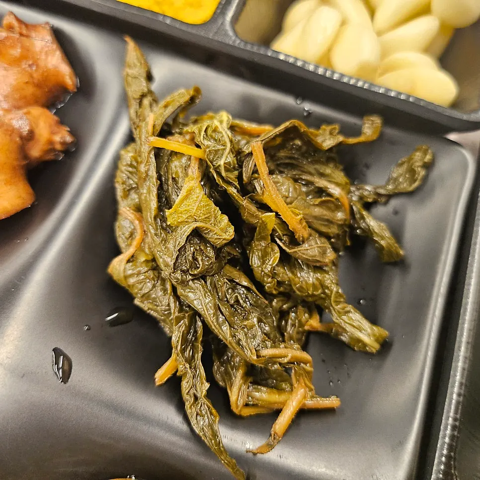 테이블에 차려진 반찬과 소금장