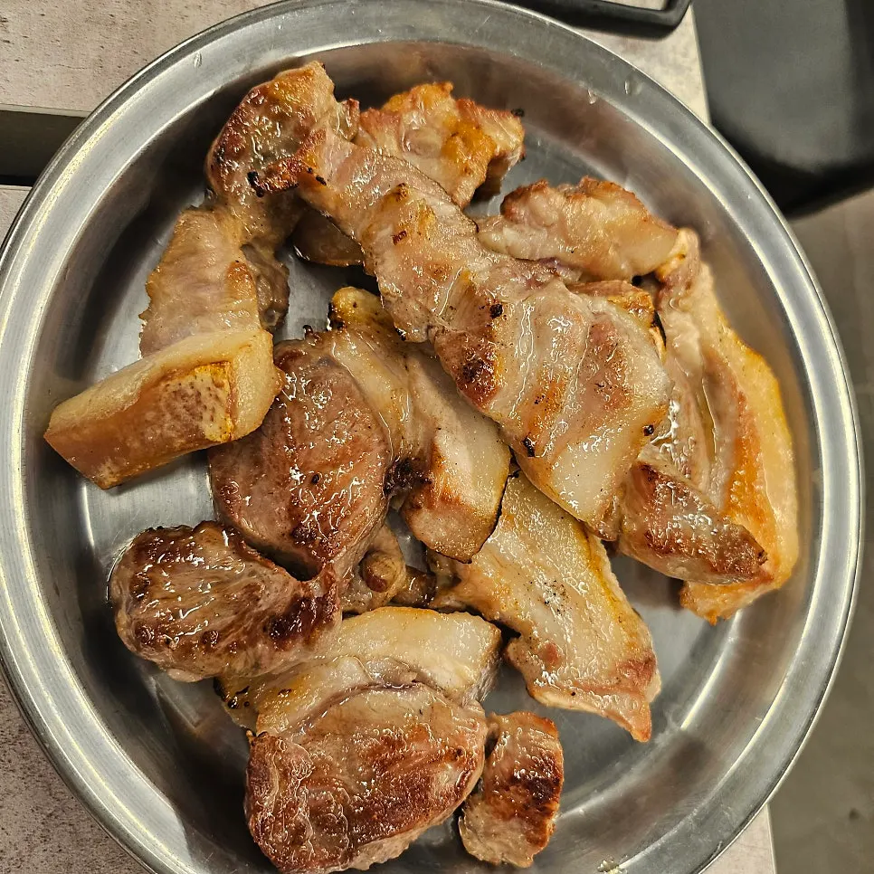 초벌되어 나온 뒷고기한판 500g