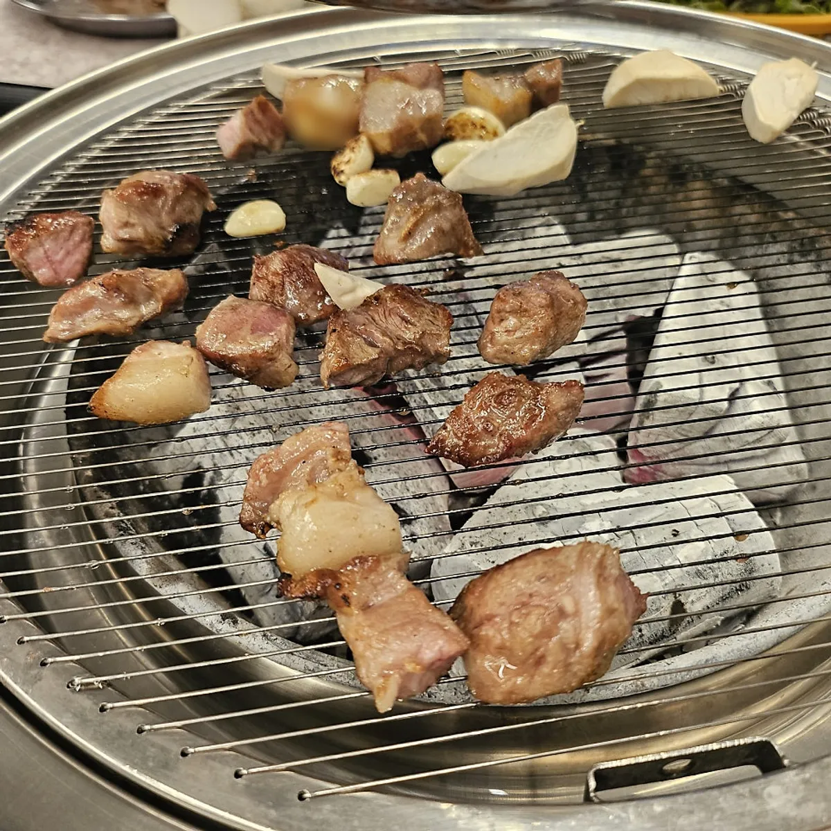 겉면이 노릇하게 구워진 뒷고기 한 점