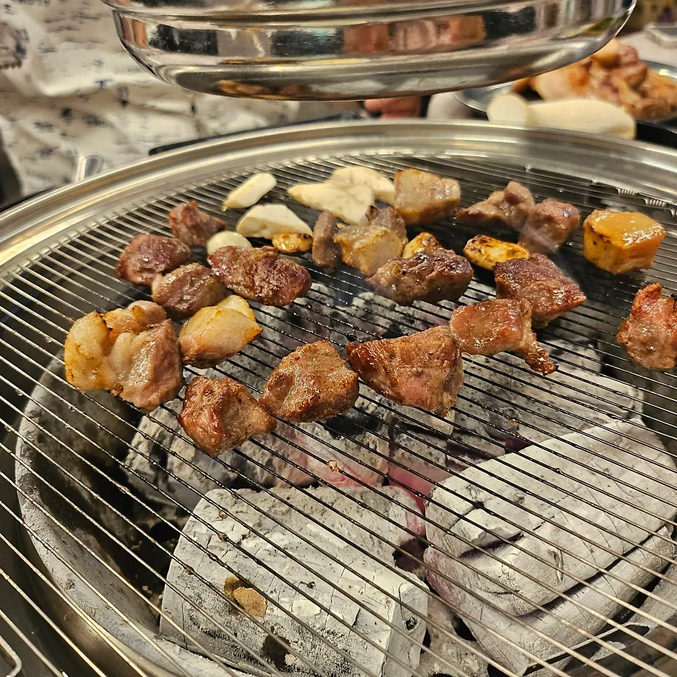 쌈 채소에 올린 뒷고기