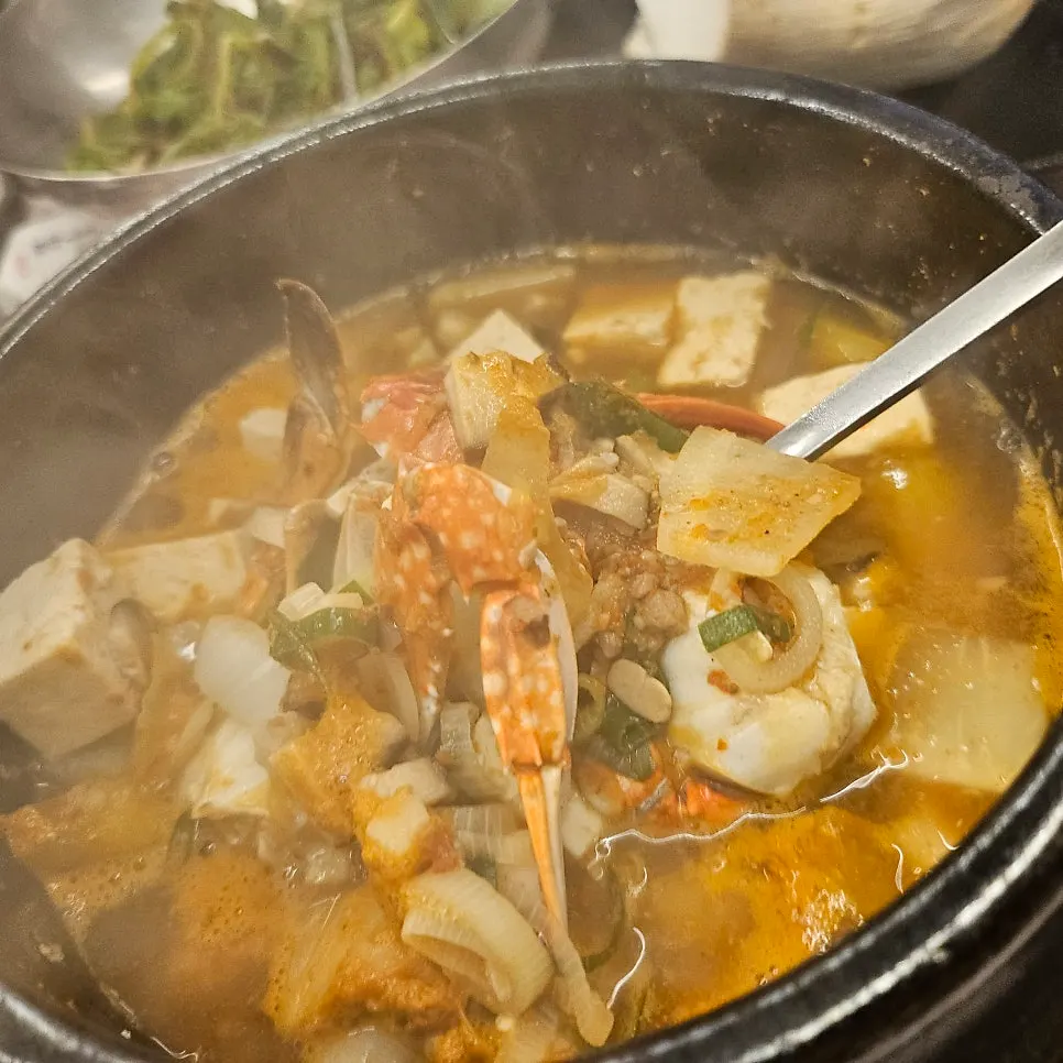 된장찌개와 공기밥 한 상