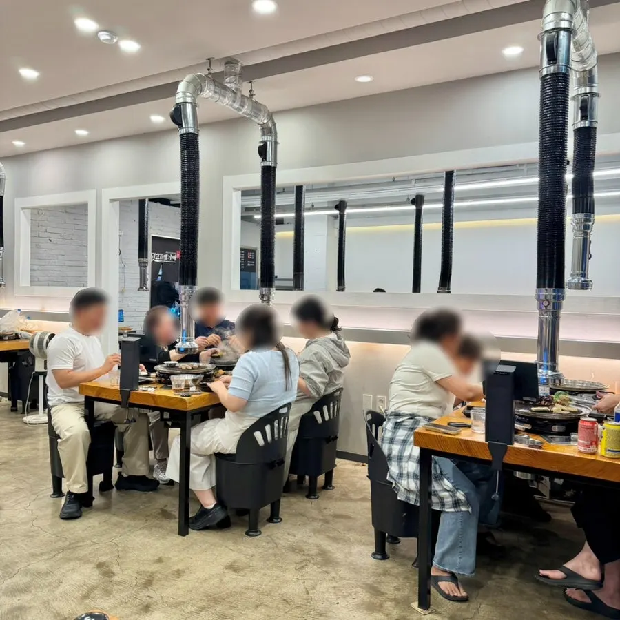 검정색 간판 쪽 매장 내부