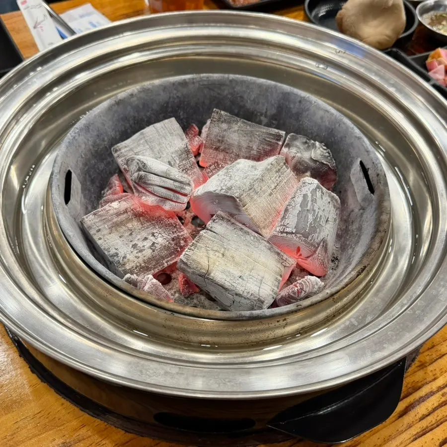 참숯 화로가 놓인 불판