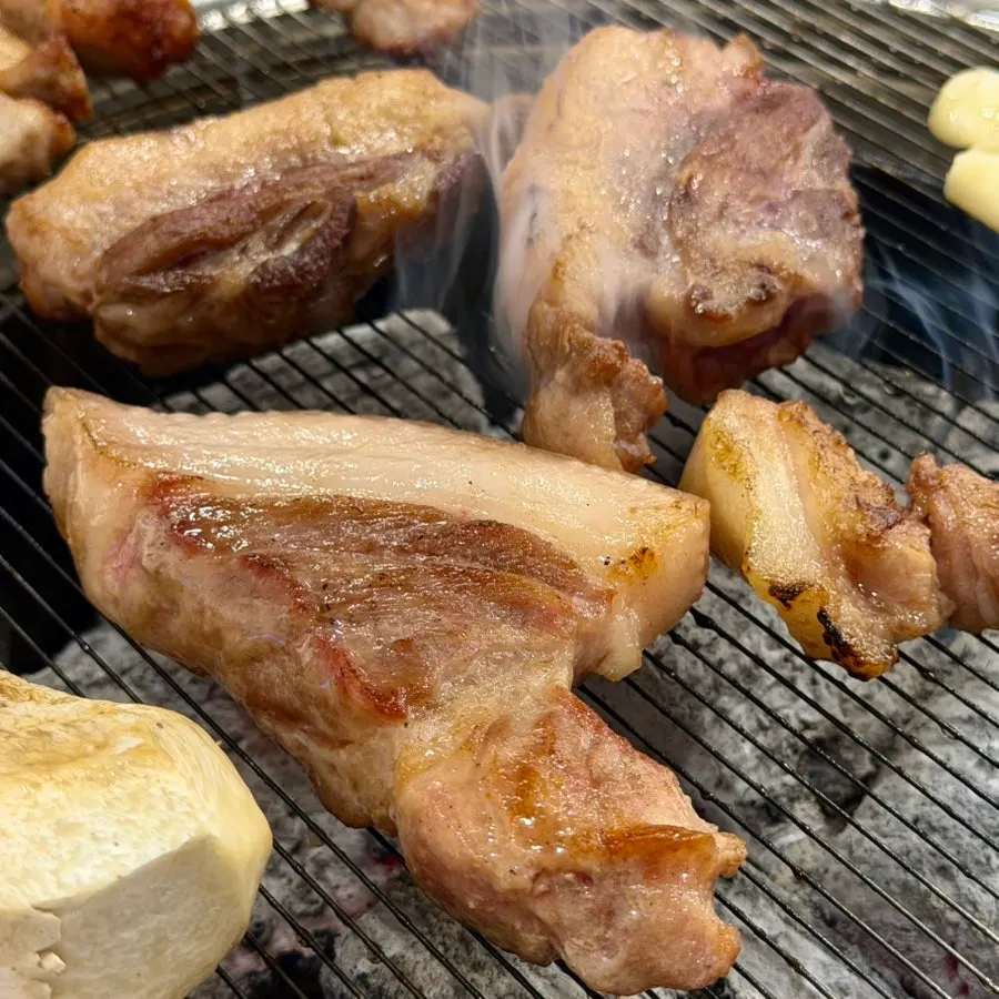 초벌 과정을 구경하는 매장 풍경