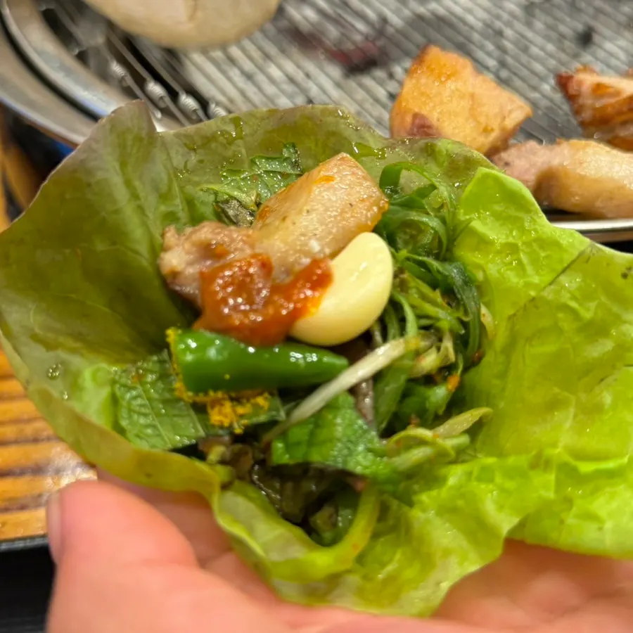 고기와 밑반찬 조합 한 입
