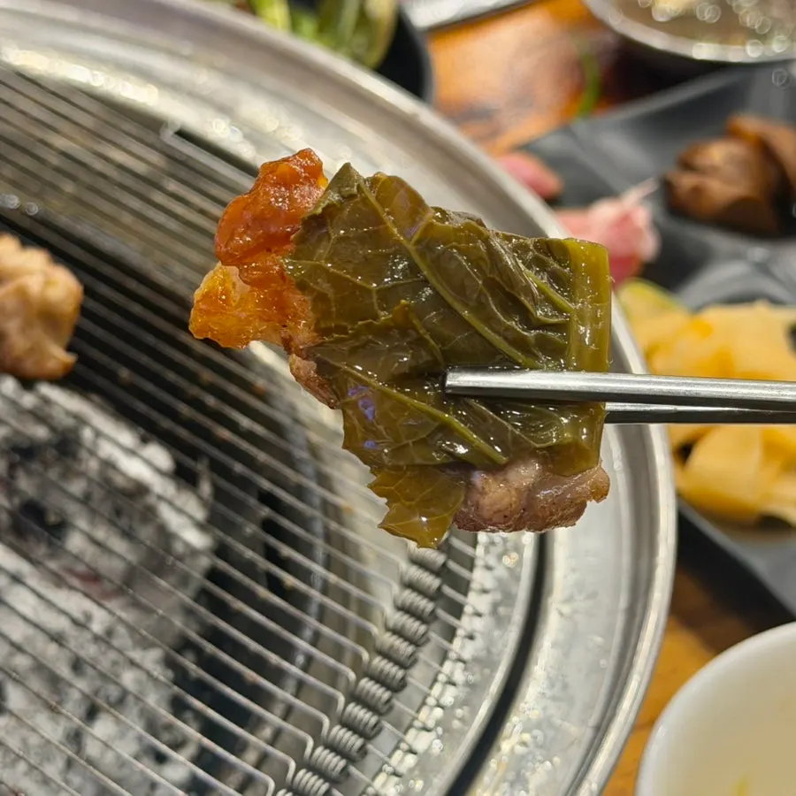 쌈장과 소금에 찍은 뒷고기