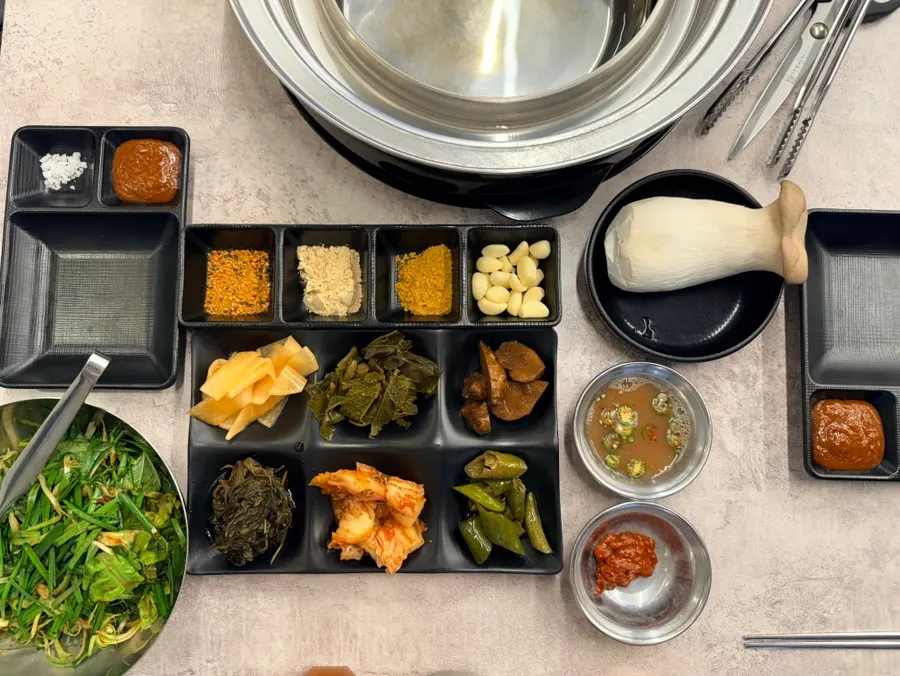 뒷고기 땡기재 기본 반찬 한 상