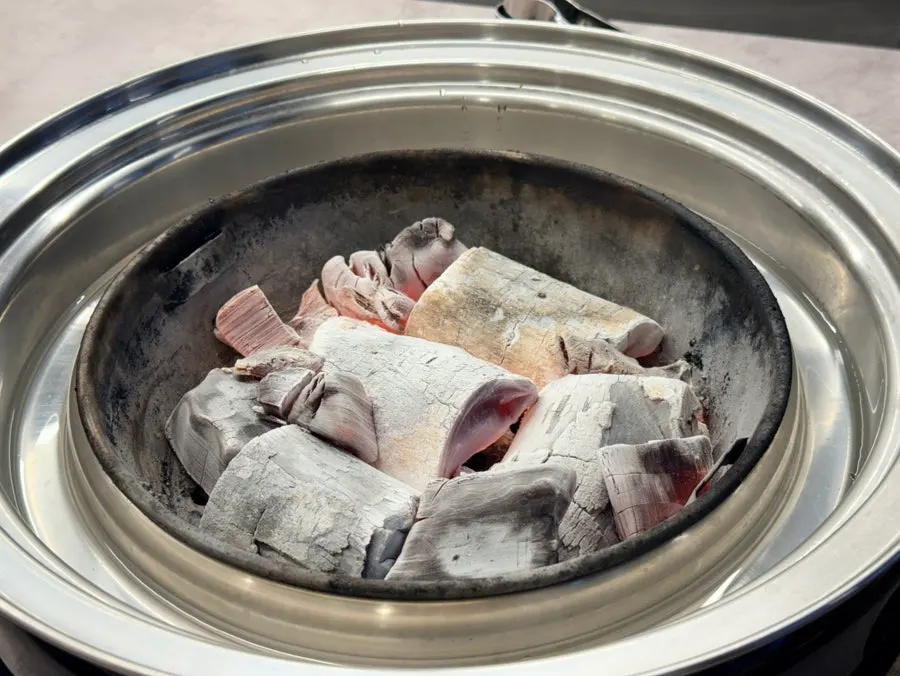 불판에 올라간 참숯