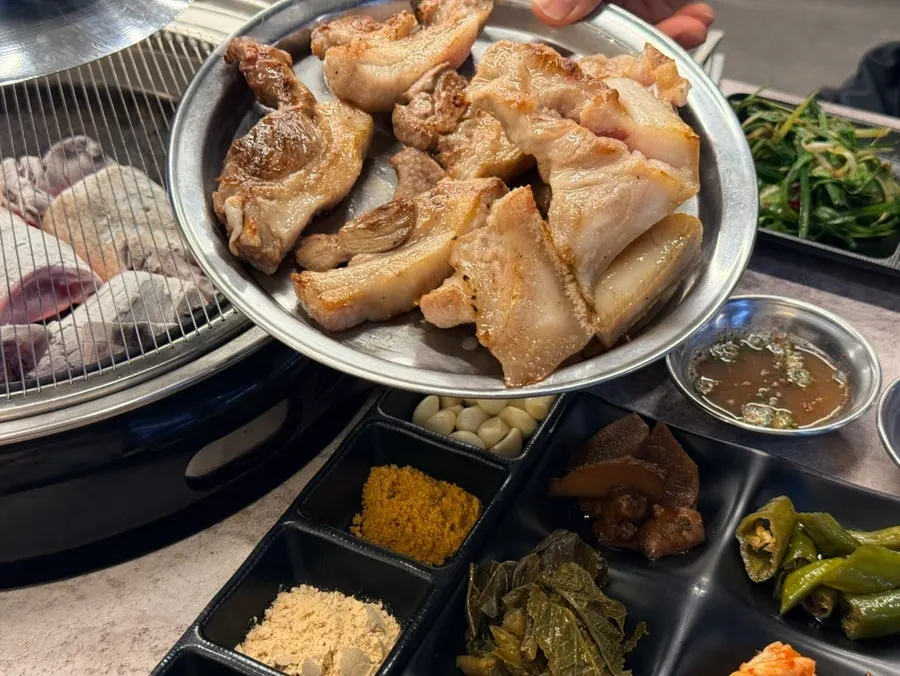 초벌된 뒷고기 한 판 상차림