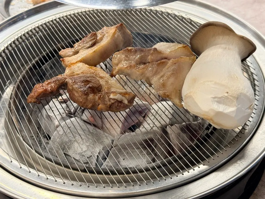 참숯 불판 위 뒷고기