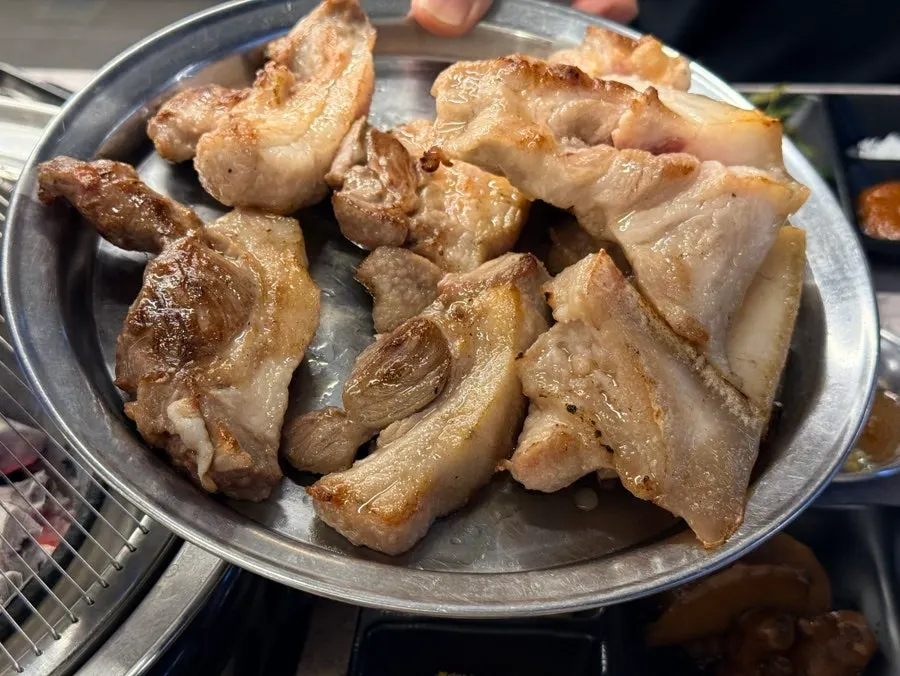 구워지는 뒷고기 클로즈업