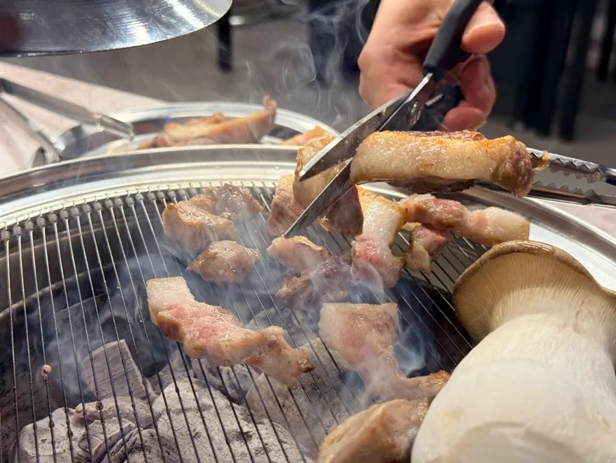 불판 위에 함께 올린 갈치속젓