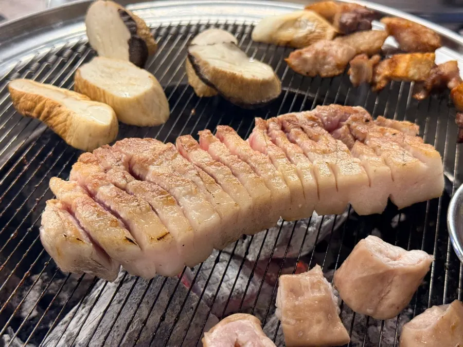 통삼겹과 막창까지 올린 푸짐한 불판